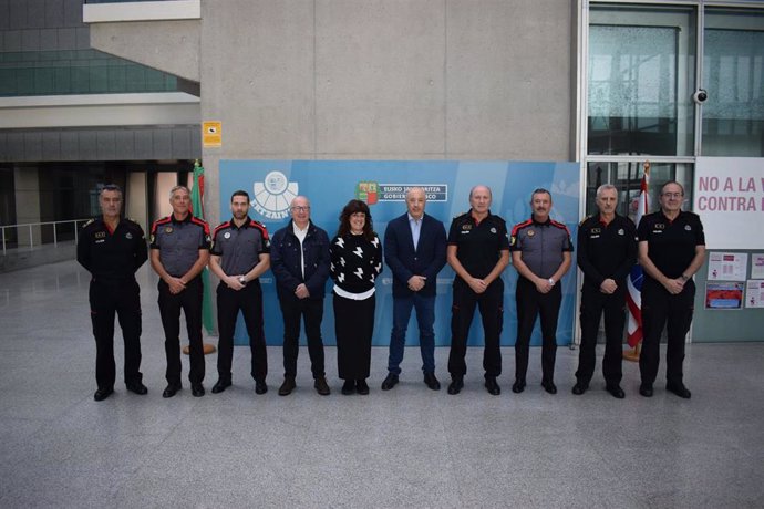 Visita de una delegación del Gobierno canario a la sede de la policía autonómica vasca