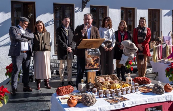 La Diputación de Huelva visita la Feria de la Castaña en Fuenteheridos.