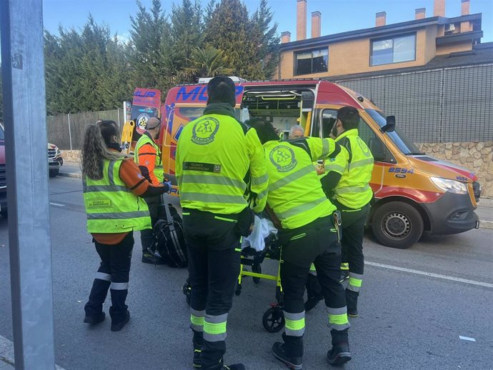 Efectivos de Emergencias Madrid atienen a una anciana de 88 años con pronóstico grave tras ser atropellada