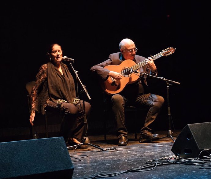 El cantaor José Sorrcohe durante la presentación de su disco en el Teatro Apolo de Almería.