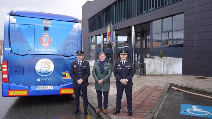 Presentación del autobús TUA conmemorativo del 175 aniversario de la Policía Local de Oviedo