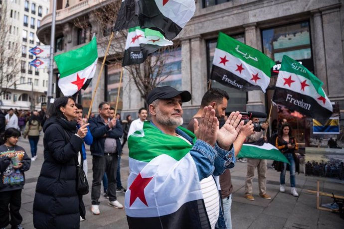 Archivo - Varias personas sujetan banderas durante una concentración por el 12º aniversario de la Revolución Siria, en la plaza de Callao, a 18 de marzo de 2023, en Madrid (España). 