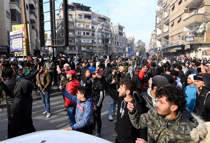 Miles de personas salen a la calle en la capital de Siria, Damasco