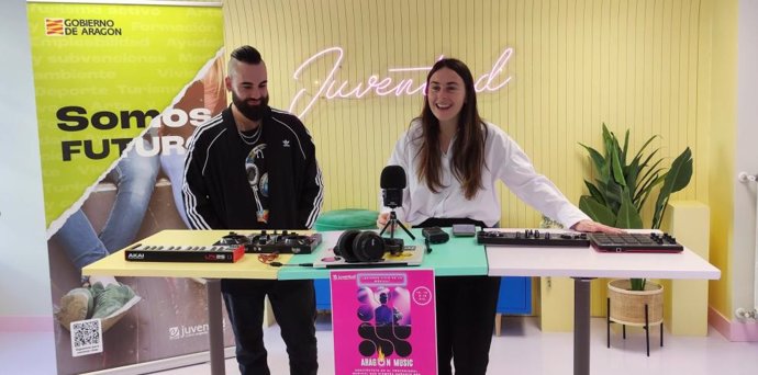 La gerente del IAJ y el COO de Feelsing en la presentación de Aragón Music, que mantendrá abiertas sus inscripciones hasta el 12 de diciembre