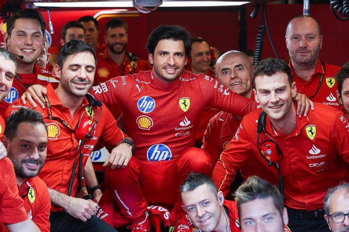 Carlos Sainz, con los mecánicos de Ferrari