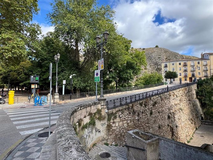 Archivo - Comienzan las obras del paso peatonal bajo el Puente de la Trinidad.