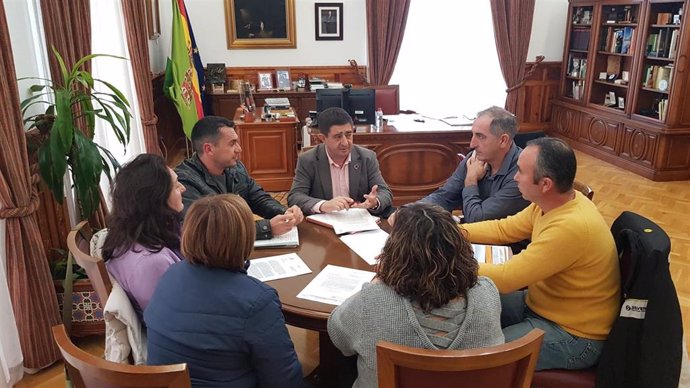 El presidente de la Diputación de Jaén, Paco Reyes, reunido con los representantes de la plataforma 'Campillo-Vados Libres de Granjas intensivas'.