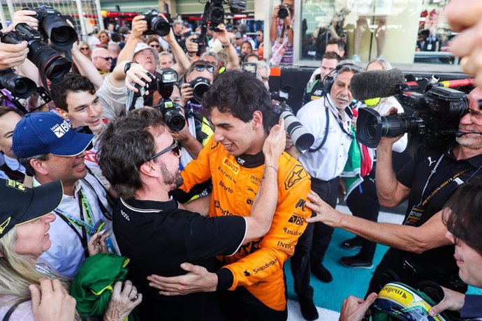 Fernando Alonso felicita al brasileño Gabriel Bortoleto por su título de campeón de la Fórmula 2