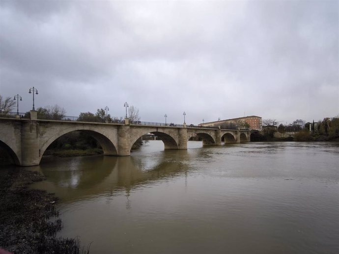 El río Ebro a su paso por Logroño el 8 de diciembre de 2024