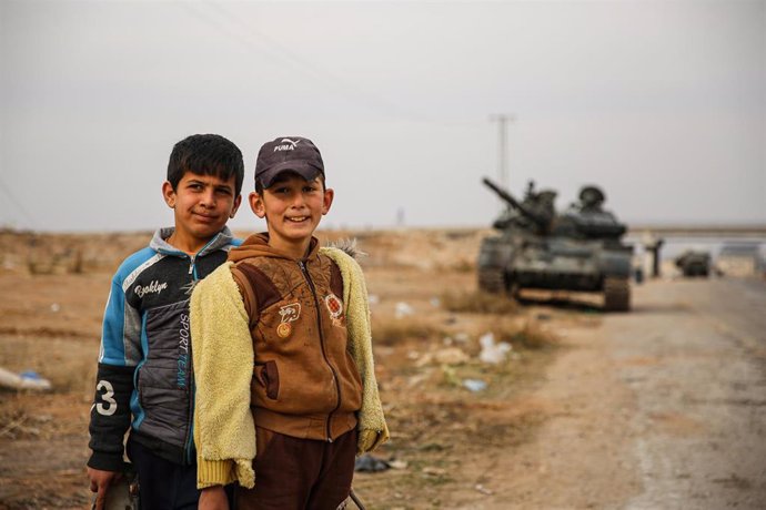 Una pareja de niños sirios durante el avance de la oposición siria hacia Damasco 