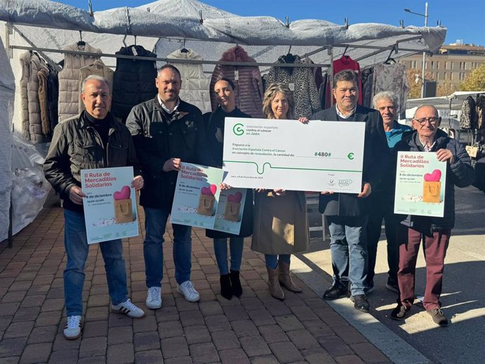 Jaén celebra un mercadillo solidario para "financiar" proyectos de investigación oncológica, junto a la Asociación Española Contra el Cáncer.