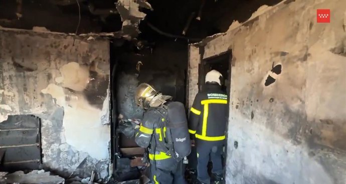 Tres gatos muertos, 16 viviendas desalojadas y una casa arrasada por un incendio en Majadahonda