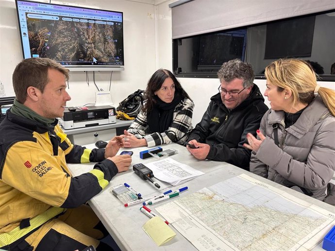 El conseller de Agricultura, Pesca y Medio Natural, Joan Simonet, junto a la alcaldesa de Andratx, Estefanía Gonzalvo, en el puesto de mando, pendientes de la evolución del incendio forestal