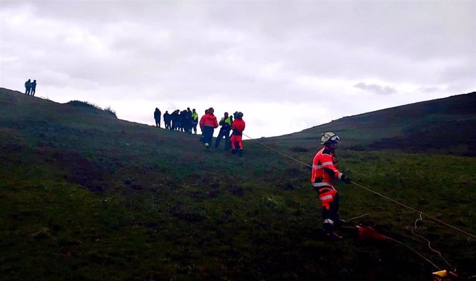 Un equipo de emergencias rescata a un surfista atrapado en rocas en Suances