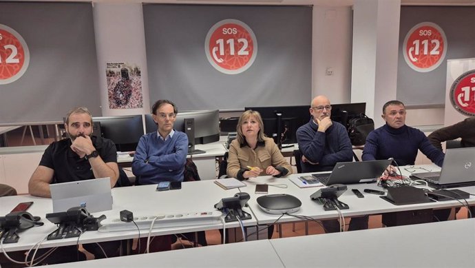 La consejera López en un momento de la reunión en SOS Navarra junto con técnicos de Protección Civil y Medio Ambiente.