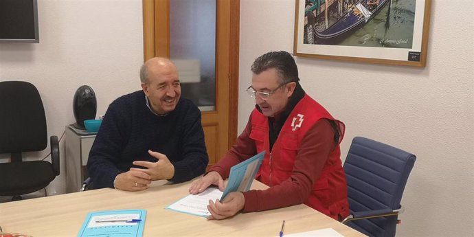 El alcalde de Calamocha, Manuel Rando, y el presidente de Cruz Roja Jiloca, Manuel Pérez, en la firma del convenio de colaboración