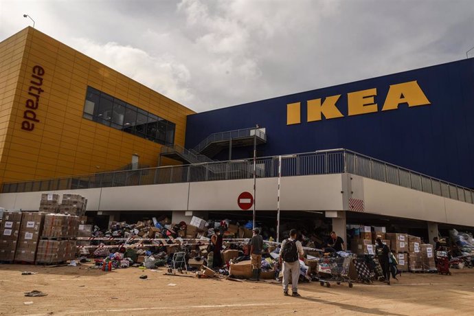 Imagen de archivo de voluntarios y ayuda humanitaria en la zona comercial de 'Ikea Alfafar Parc' tras el paso de la DANA, a 8 de noviembre de 2024, en Valencia