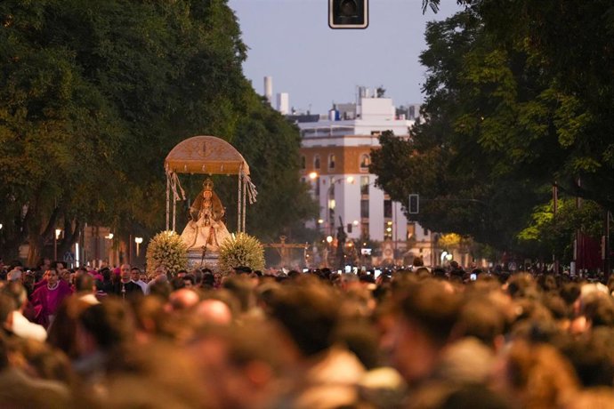Llegada de la Virgen de los Reyes al altar de la Maestranza durante la Procesión de Clausura del II Congreso Internacional de Hermandades en la Catedral de Sevilla.