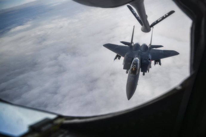 Archivo - April 4, 2024, Suffolk, England, United Kingdom: A U.S. Air Force F-15E Strike Eagle fighter aircraft assigned to the 48th Fighter Wing, breaks away after being refueled from a  KC-135 Stratotanker, April 4, 2024 over England, United Kingdom.