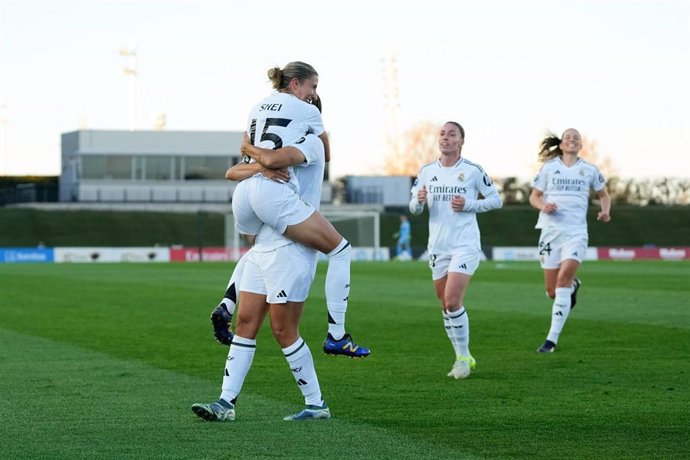 Las jugadoras del Real Madrid celebran el gol de Sheila García en el Real Madrid-Sevilla de la Liga F 24-25