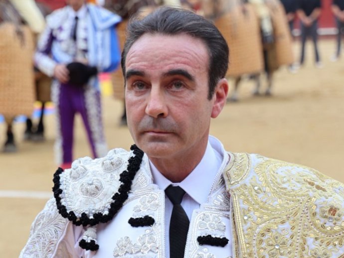 Enrique Ponce recibe la felicitación de su pareja, Ana Soria