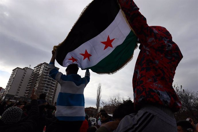 Sirios refugiados en Turquía celebran la caída del régimen de Bashar al Assad en la ciudad turca de Ankara