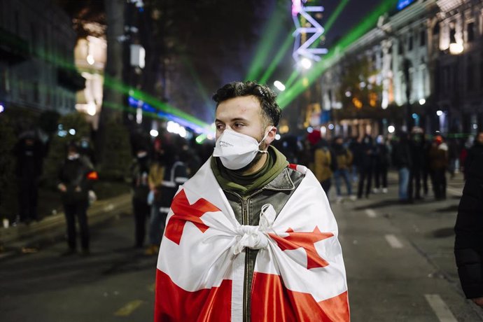 Un joven manifestante en Tiflis, Georgia