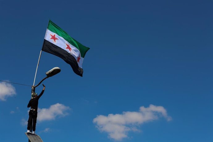 Archivo - Bandera de la revolución siria (archivo) 