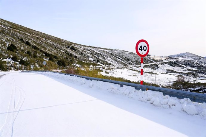 Archivo - Una carretera nevada en Alto Campoo.-ARCHIVO