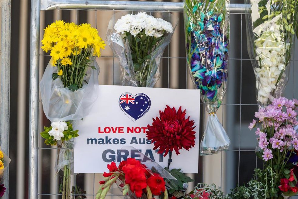 Cartas y flores frente a la sinagoga Adass Israel, cerca de Melbourne, Australia, objeto de un incendio que las autoridades investigan como atentado terrorista