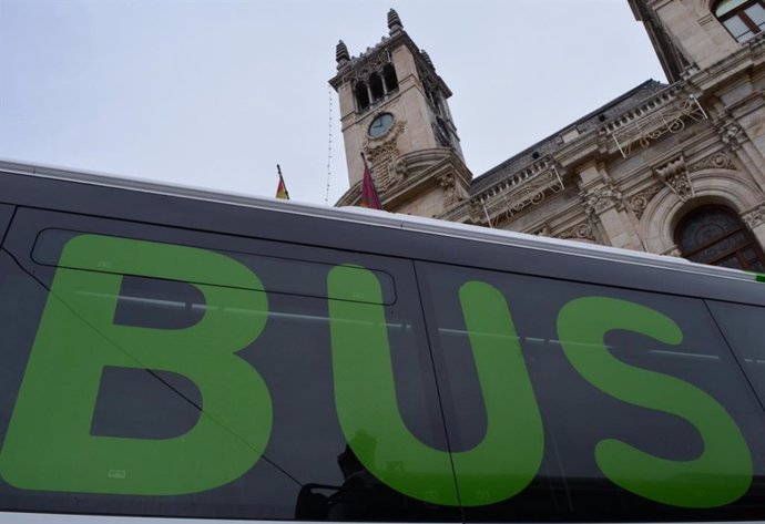 Archivo - Imagen de Auvasa de un autobús en Valladolid