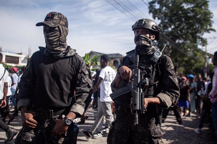 Agentes de la Policía de Haití en el funeral de un compañero de profesión