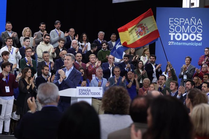 El presidente del Partido Popular, Alberto Núñez Feijóo, interviene durante la clausura de la XXVII Intermunicipal del PP, a 1 de diciembre de 2024