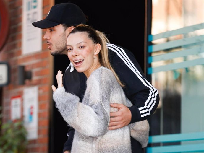 Alejandra Rubio Y Carlo Costanzia El Pasado Sábado Posando Para Los Medios Tras Convertirse En Padres De Su Primer Hijo