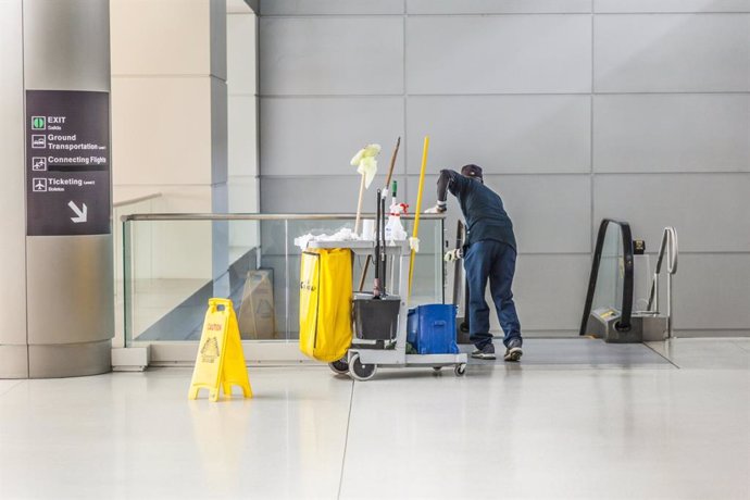 Archivo - Empleada de limpieza de un aeropuerto.