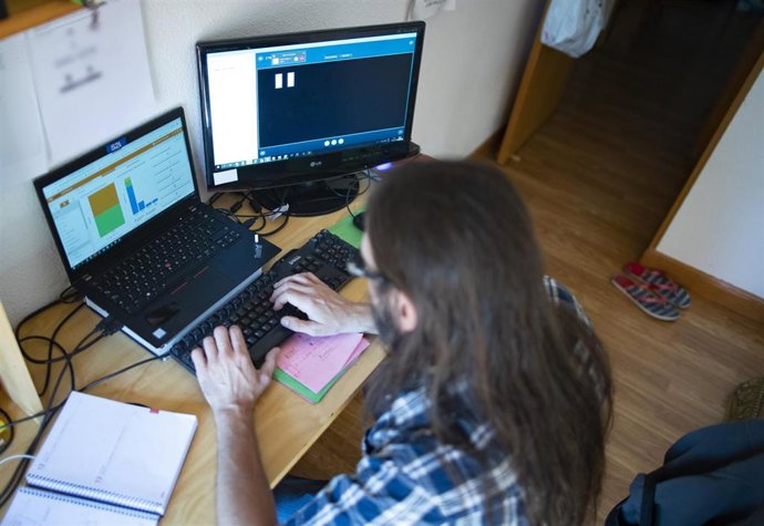 Archivo - Un trabajador a distancia