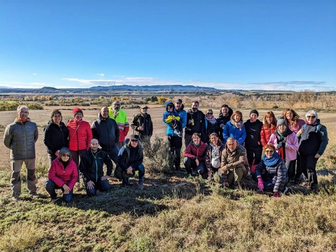 Integrantes de la Asociación Entorno de Vida de Gurrea de Gállego, que busca "reverdecer" los alrededores de la localidad oscense, durante una plantación llevada a cabo recientemente.