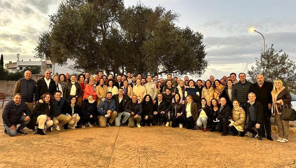 La presidenta del Govern, Marga Prohens, junto a alcaldes y regidores del partido.