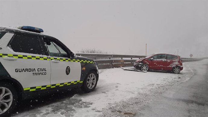 Archivo - Coche accidentado en el puerto de Pajares por la nieve.