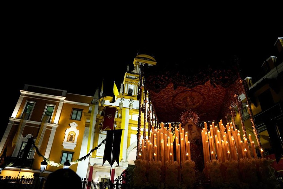La Esperanza Macarena camino de la Catedral de Sevilla para procesionar en la Magna. A 7 de diciembre de 2024, en Sevilla, Andalucía (España). Las hermandades que participarán en la Procesión Magna de Sevilla realizarán hoy los traslados de sus imágenes