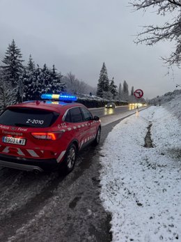 Vehículo de Policía Foral durante el temporal de lluvia y nieve que afecta a Navarra.