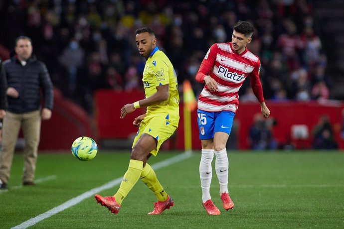 Archivo - Carlos Akapo en el encuentro entre el Cadiz CF y el Granada CF en el estadio Nuevo Los Cármenes el 28 de febrero de 2022. Archivo.