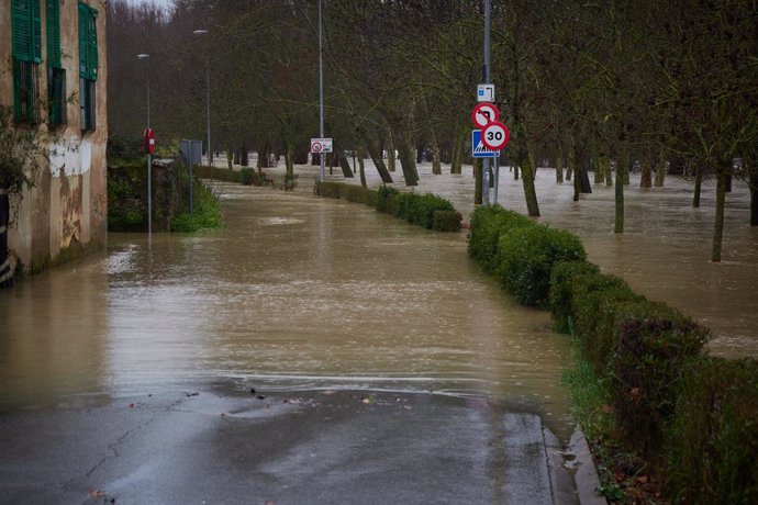 Archivo - Zona afectada por el desbordamiento del río Arga en Pamplona, a 27 de febrero de 2024, en Pamplona, Navarra (España). Ante la previsión de precipitaciones a lo largo del día de hoy en la capital navarra, el Ayuntamiento de Pamplona ha activado e