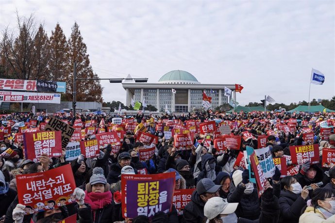 Manifestantes exigen la destitución del presidente, Yoon Suk Yeol, durante las protestas en Seúl.