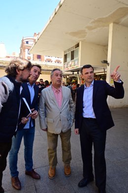 Archivo - Imagen de archivo del alcalde de Cádiz, Bruno García, en el Mercado Central de Abastos.