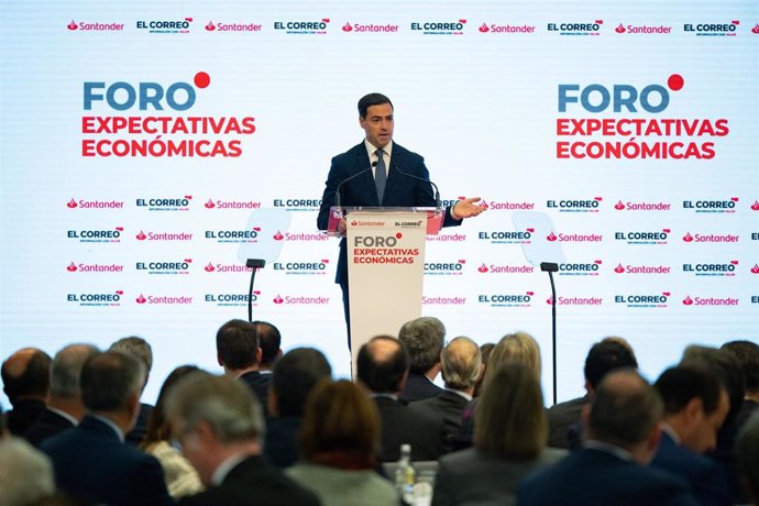 El Lehendakari, Imanol Pradales, durante su participación en el Foro Expectativas Económicas en el Euskalduna Bilbao, organizado por El Correo