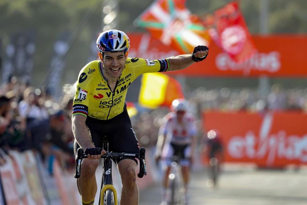 Archivo - Wout van Aert, ganador de la Copa del Mundo de Ciclocross UCI - Benidorm Costa Blanca 2024 en categoría Elite masculina.