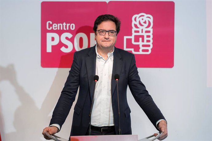 El ministro de Transformación Digital y Función Pública, Óscar López, en la sede de la Agrupación Socialista del distrito Centro, a 5 de diciembre de 2024, en Madrid (España).