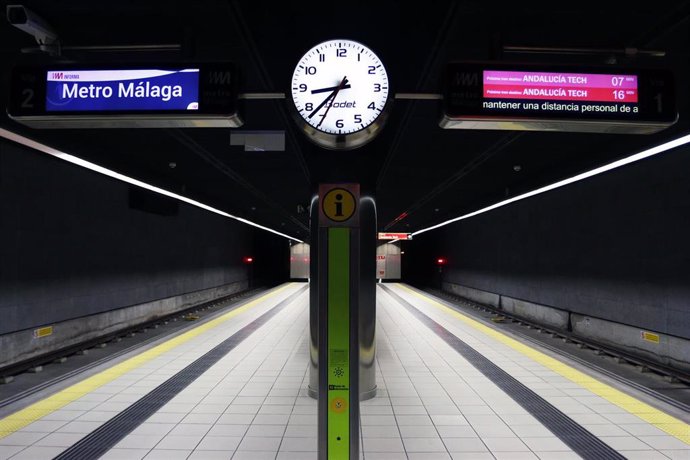 Archivo - Imagen de archivo de ciudadanos en el metro de Málaga el primer día de la vuelta al trabajo de los trabajadores no esenciales en los transportes públicos. Málaga a13 de abril del 2020.