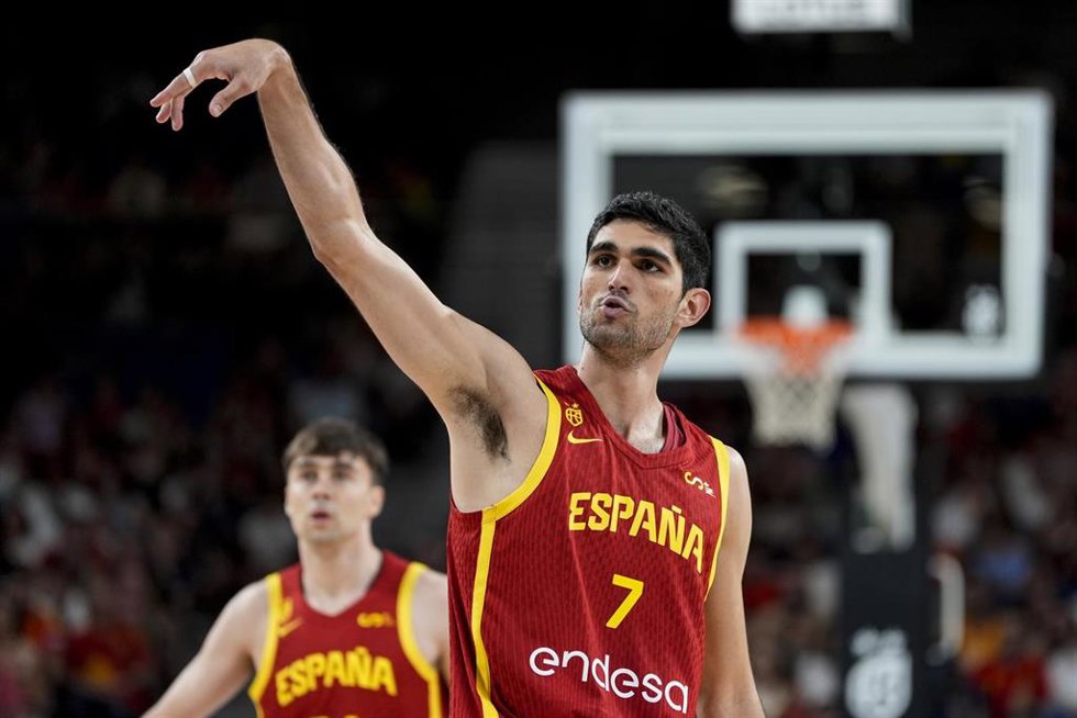 Archivo - El ala-pivot español Santi Aldama durante un partido de la Selección.